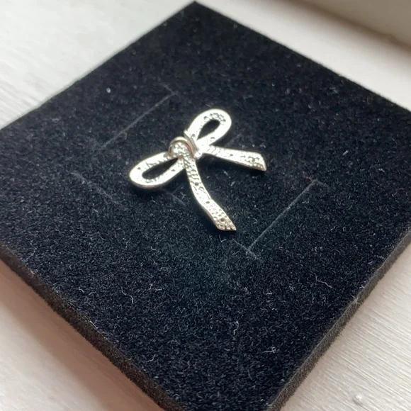 Silver Bow Charm 🎀 - Picture 2 of 3